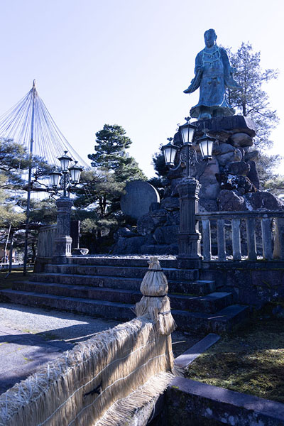 Foto di Meiji monument with statue in KenrokuenKanazawa - Giappone
