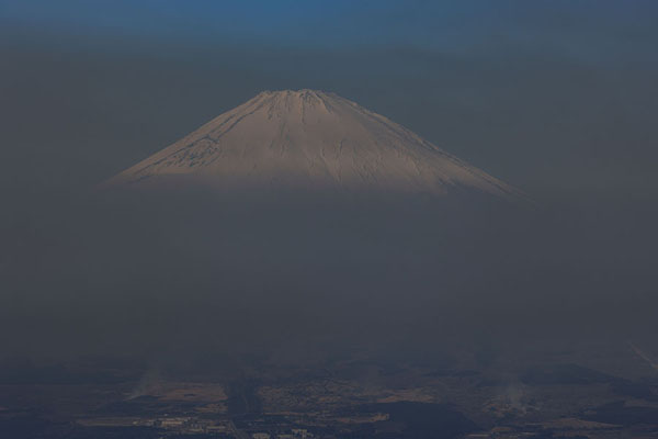 Foto di View of snowy Mount Fuji from the summit of Mount KintokiMount Kintoki - Giappone
