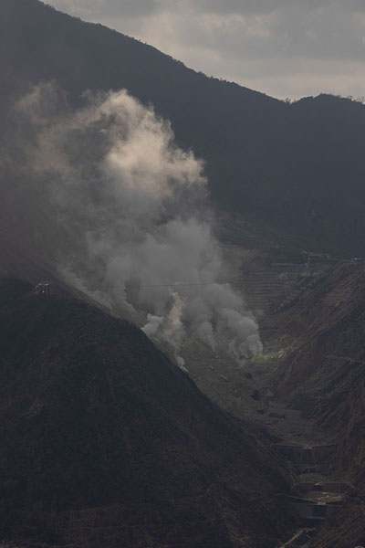 Foto di Fumes coming out of the volcanic ground near Owakudani on the other side of the valleyMount Kintoki - Giappone