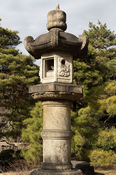 Foto van Stone lantern in Rikugi-en gardenTokyo - Japan
