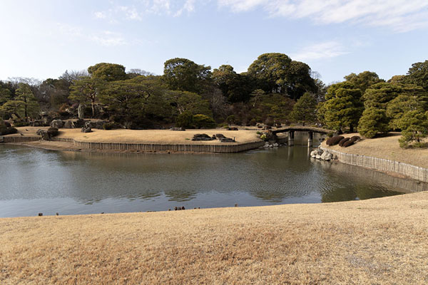 Foto van Nakanoshima islet in the middle of the pond in Rikugi-en gardenTokyo - Japan