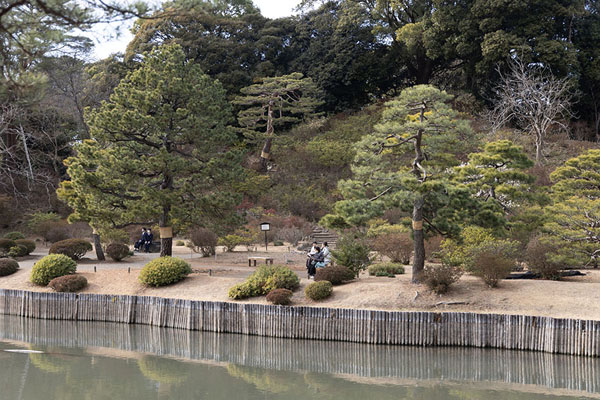 Foto di The border of the pond in the middle of Rikugi-en gardenTokio - Giappone