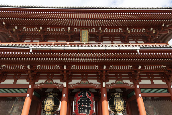 Foto di Looking up Hozomon Gate, with three lanternsTokio - Giappone