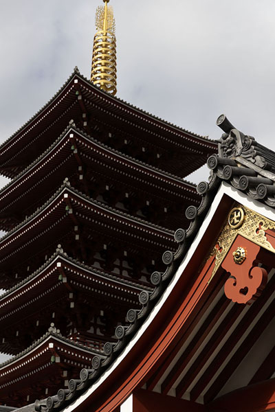 Foto di Looking up the Five-Storied Pagoda of the Senso-ji temple complexTokio - Giappone
