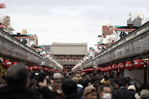 Foto di A crowd pushing its way through Nakamise-Dori, a shopping street linking Kaminarimon and Hozomon Gate (visible in the background)Tokio - Giappone