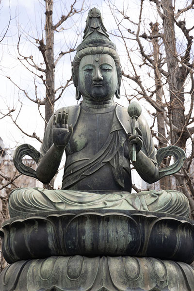 Foto de One of the two Buddhas at the east side of Senso-ji temple groundsTokio - Japón
