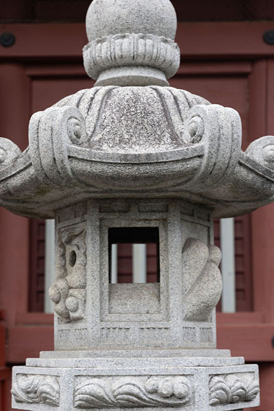 Foto de Stone lantern in front of the main hall of Senso-ji templeTokio - Japón