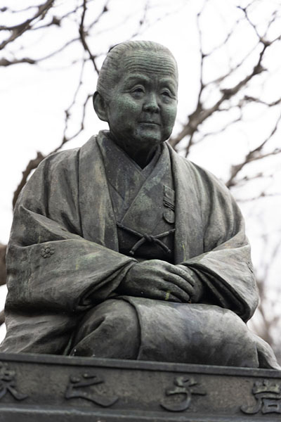Foto di Bronze statue of Uryu Iwaku, a famous 19th century social worker on the grounds of the Senso-ji complexTokio - Giappone