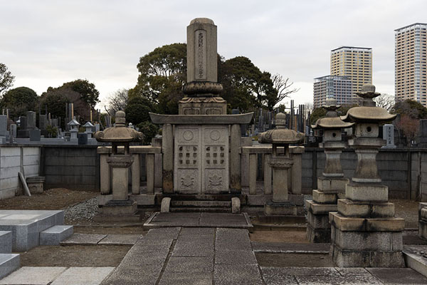 Foto di Monumental tomb with stone doors and lanterns in Yanaka CemeteryTokio - Giappone