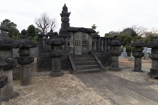 Foto di Stone platform with stone doors, and stone lanterns around it in the Kan'Eiji sectionTokio - Giappone