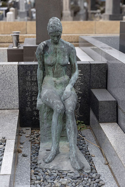 Foto van Statue of woman at a tomb on Yanaka CemeteryTokyo - Japan