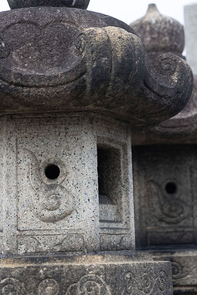 Foto di Close-up of several stone lanterns at Yanaka CemeteryTokio - Giappone