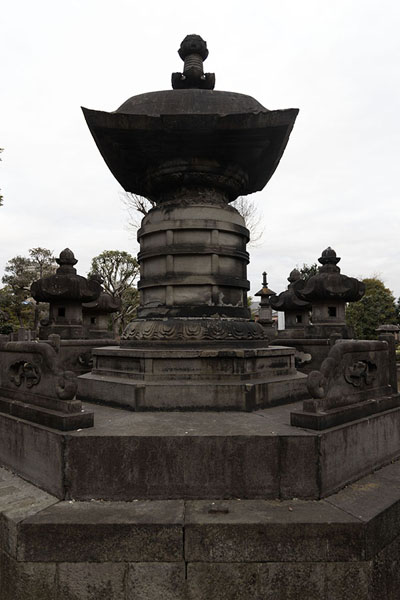 Foto di Stone structure on Yanaka CemeteryTokio - Giappone