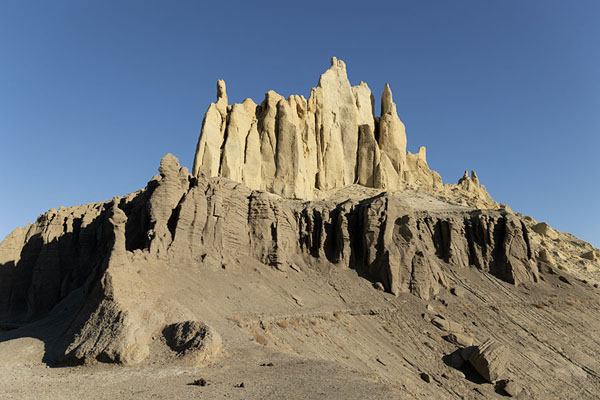 Photo de Jagged peaks of one of the castle-like mountains in the Valley of the CastlesAirakty - Kazakhstan