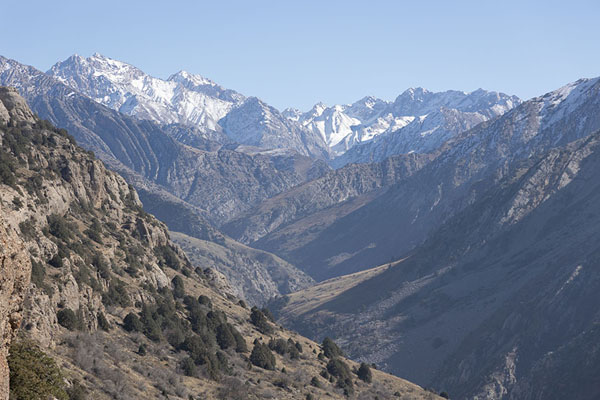 View into Aksu Canyon with snow-capped mountains in the background | Cañón de Aksu | Kazajstán
