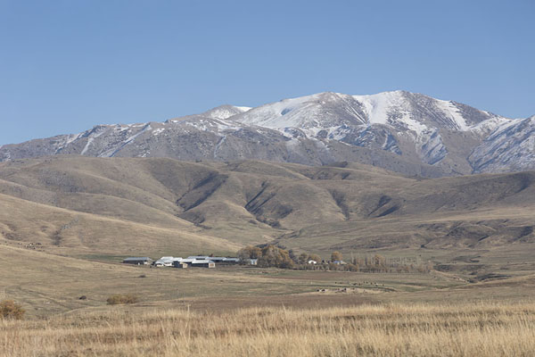 Foto de Small village at the foot of mountains near Aksu CanyonCañón de Aksu - Kazajstán