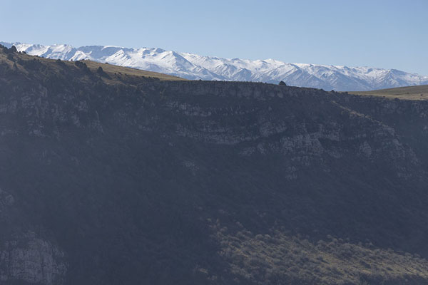 Photo de View towards the south from Aksu Canyon to the snow-capped mountains of Kazakhstan and Uzbekistan - Kazakhstan - Asie