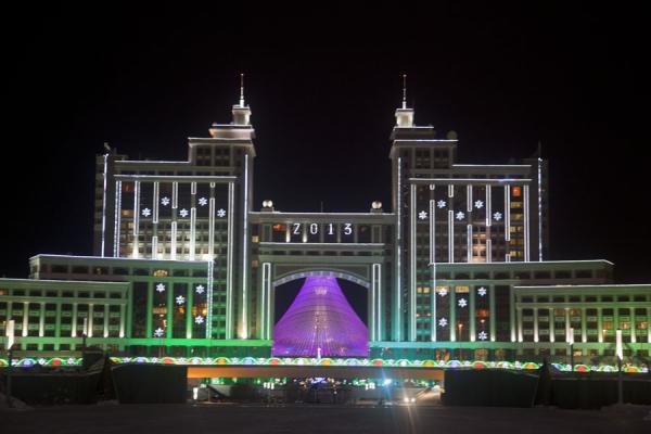 The KazMunaiGas building in the evening | Architettura moderna di Astana | Kazachistan