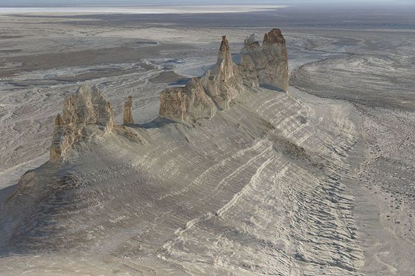 Foto de Rock pillars rising from the flats below in Bozhira - Kazajstán - Asia
