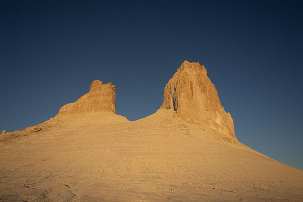 Looking up two towers of rock rising from Bozhira landscape | Paesaggi di Bozhira | Kazachistan