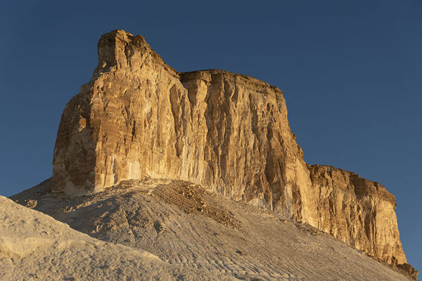 Foto di First rays of sunlight falling on a mountain - Kazachistan - Asia