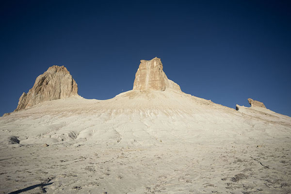 Looking up some of the rocky towers in the Bozhira landscape | Paesaggi di Bozhira | Kazachistan