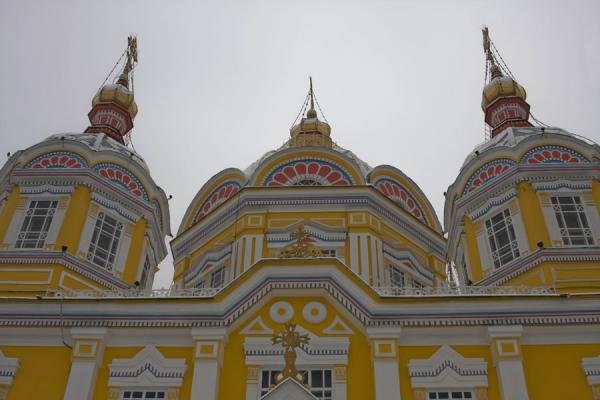 Foto van Three domes of the yellow and pink Cathedral of the Holy AscensionHeilige Hemelvaart Kathedraal - Kazakhstan