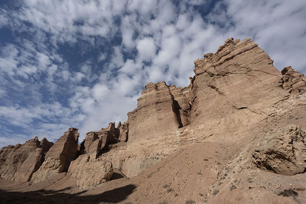 Foto di Looking up the gigantic rocky walls of Charyn CanyonCanyon di Charyn - Kazachistan