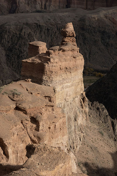 Close-up of a rocky tower at the east side of Charyn Canyon | Canyon di Charyn | Kazachistan