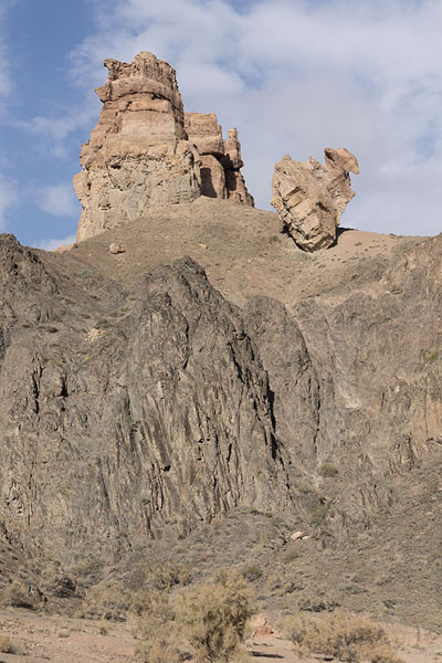 Photo de One of the many rocky towers with a piece fallen offCanyon de Charyn - Kazakhstan