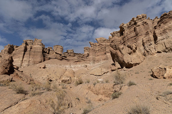Looking up rock formations defining the wall of Charyn Canyon | Canyon di Charyn | Kazachistan