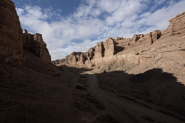 Foto di View of Charyn Canyon with dirt track and wallCanyon di Charyn - Kazachistan