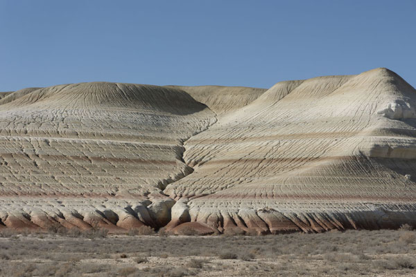 Foto de Crack in the multi-layered mountain of Kyzylkup - Kazajstán - Asia