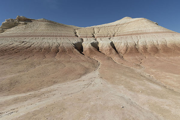 Foto di Mountain with layered rocks at KyzylkupKyzylkup - Kazachistan