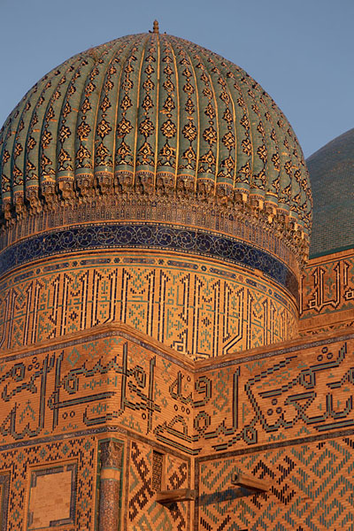 Looking up the richly decorated part of the mausoleum of Khoja Ahmed Yasawi | Mausoleo de Khoja Ahmed Yasawi | Kazajstán