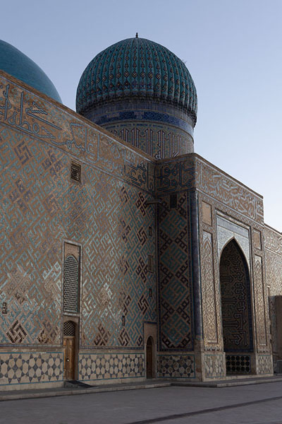 Evening view of the west side of the mausoleum of Khoja Ahmed Yasawi | Mausoleo di Khoja Ahmed Yasawi | Kazachistan