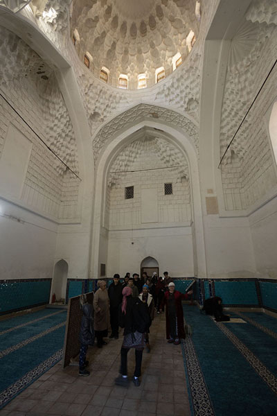 People gathering in the small mosque inside the mausoleum of Khoja Ahmed Yasawi | Mausoleo de Khoja Ahmed Yasawi | Kazajstán