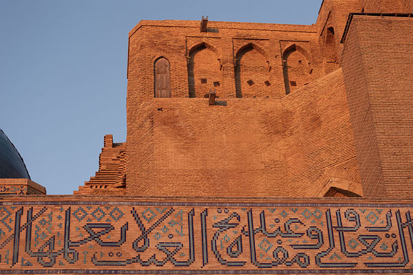 Warm afternoon light on the decorated details of the mausoleum of Khoja Ahmed Yasawi | Mausoleo di Khoja Ahmed Yasawi | Kazachistan