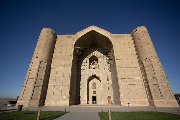 Foto di The east, and unfinished, side of the mausoleum of Khoja Ahmed Yasawi in the morning - Kazachistan - Asia