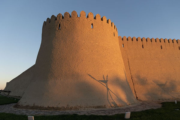 Foto di Circular bastion and part of the wall of the citadel of TurkestanTurkestan - Kazachistan
