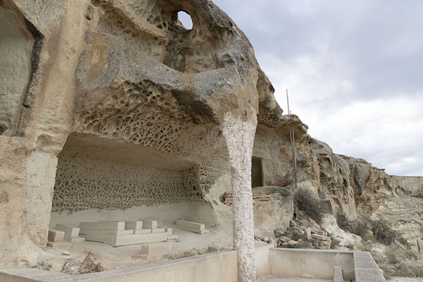Photo de Cliff with niches of the underground mosque of Shakpak-AtaShakpak-Ata - Kazakhstan