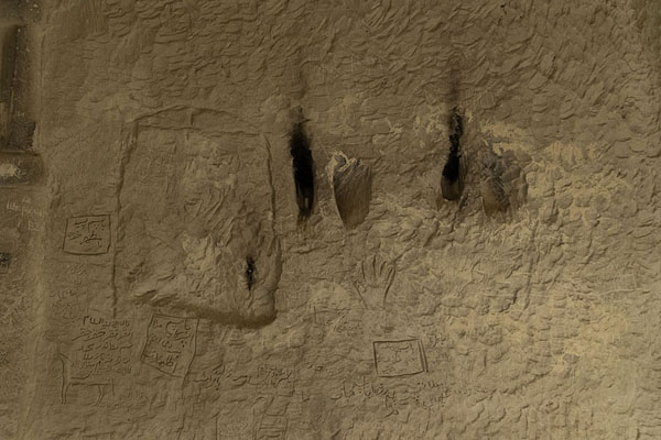 Photo de Openings in the wall of the underground mosque of Shakpak-Ata - probably a reminder of Zoroastrian origins of the templeShakpak-Ata - Kazakhstan