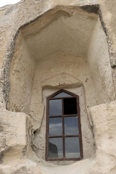 Foto van Window with figures carved out in the wall of the underground mosque of Shakpak-AtaShakpak-Ata - Kazakhstan