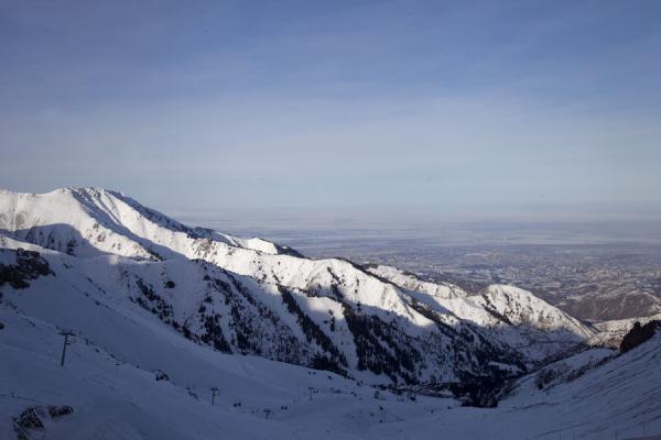 View towards Almaty with the main slope in the foreground | Faire du ski à Shymbulak | Kazakhstan