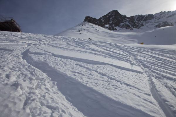 Tracks in the snow at the top of Konus at 2845 metres | Faire du ski à Shymbulak | Kazakhstan