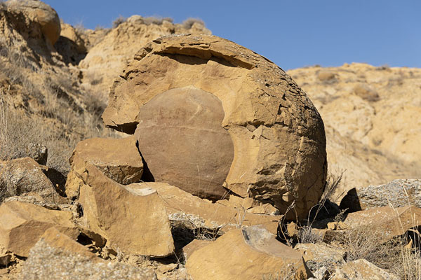 Foto van Nucleus of one of the stone spheres in the Valley of BallsTorysh Valley - Kazakhstan