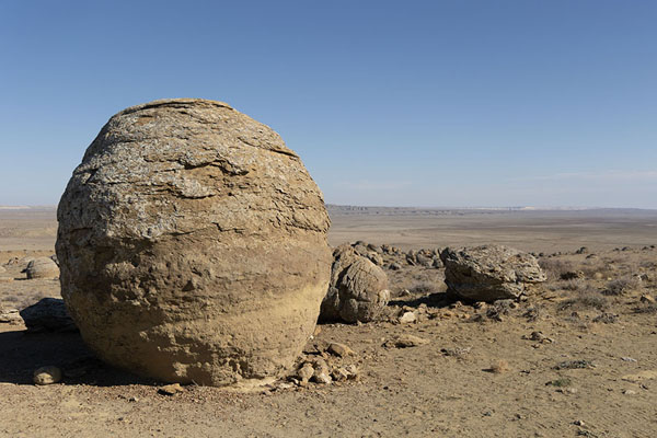 One of the bigger spheres in Torysh Valley | Valle de las bolas | Kazajstán