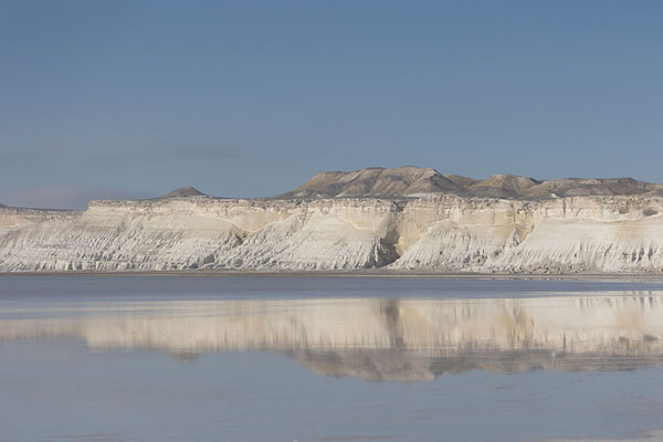 Chalk mountains reflected in a thin layer of water on the salt flat of Tuzbair | Salina di Tuzbair | Kazachistan