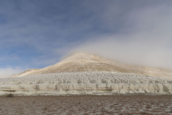 Cloud over a mountain at the Tuzbair salt flat | Salina de Tuzbair | Kazajstán
