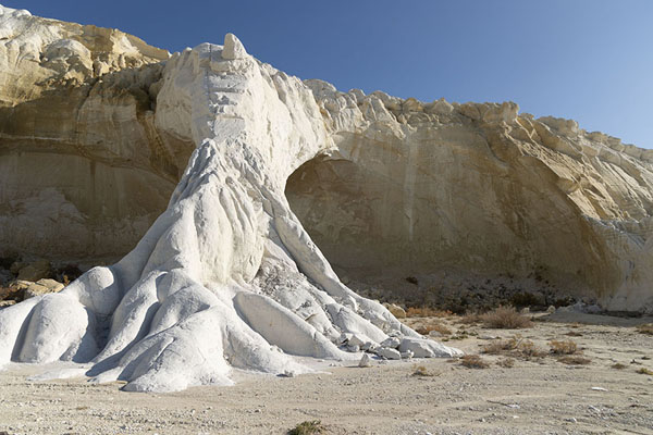 Photo de Chalk arch at the edge of the Tuzbair salt flatTuzbair - Kazakhstan
